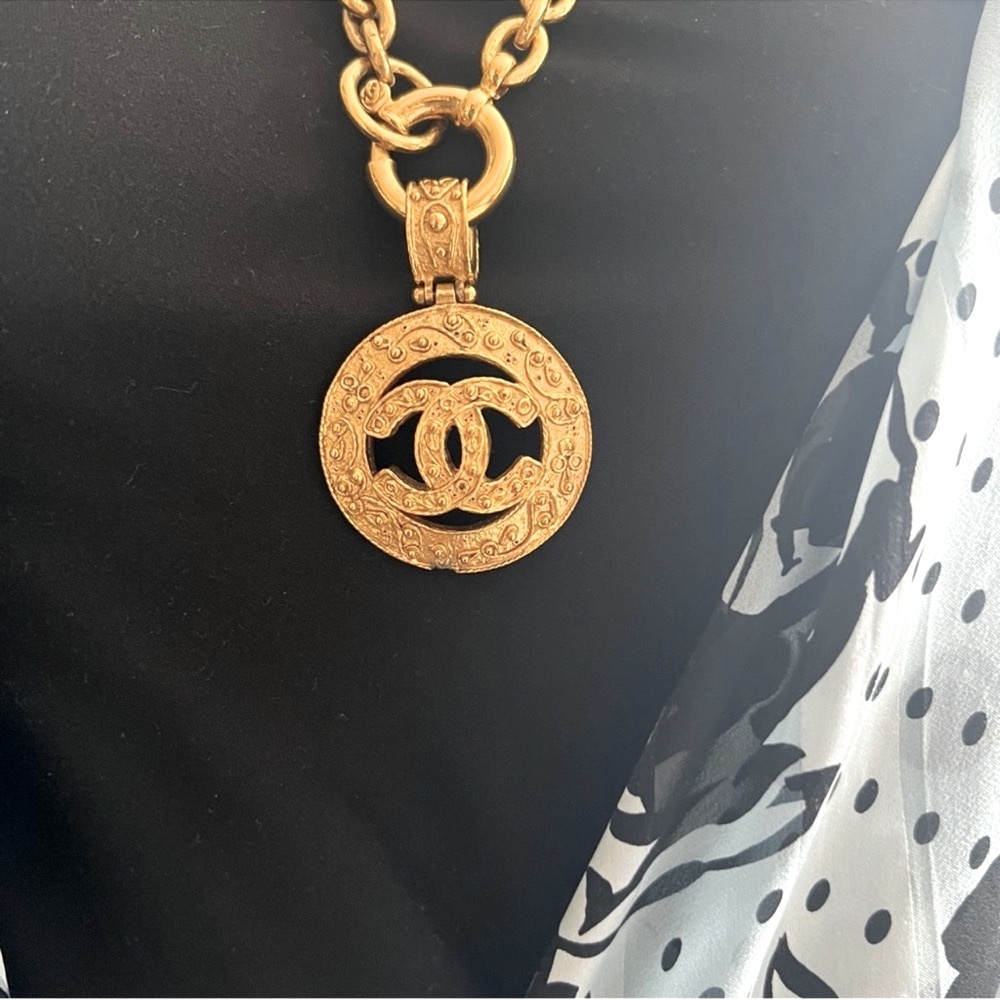 💯 Authentic Chanel Coco Mark Gold Plated 94 A Pendant Necklace W/Box❤️ - Picture 3 of 11